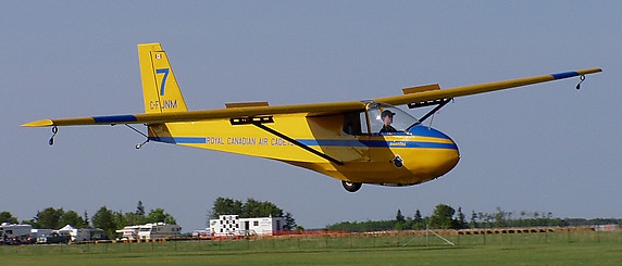 Manitoba's Glider
     C-FJNM landing at Gimli airport.